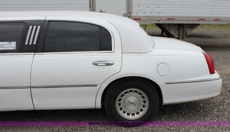 image for item I1747 1998 Lincoln Town Car limousine