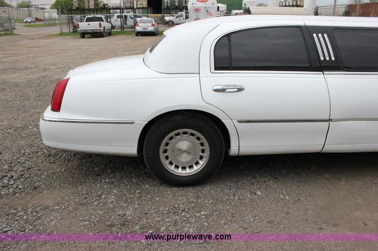 image for item I1747 1998 Lincoln Town Car limousine