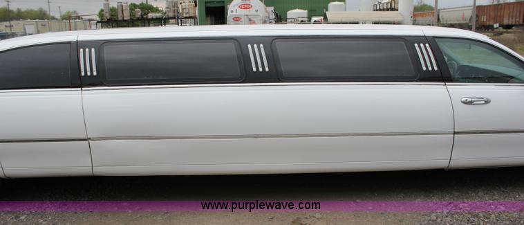 image for item I1747 1998 Lincoln Town Car limousine