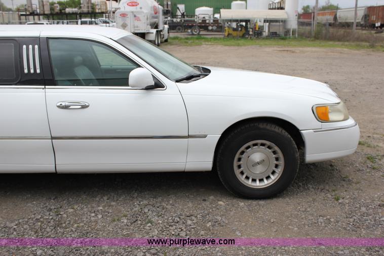 image for item I1747 1998 Lincoln Town Car limousine