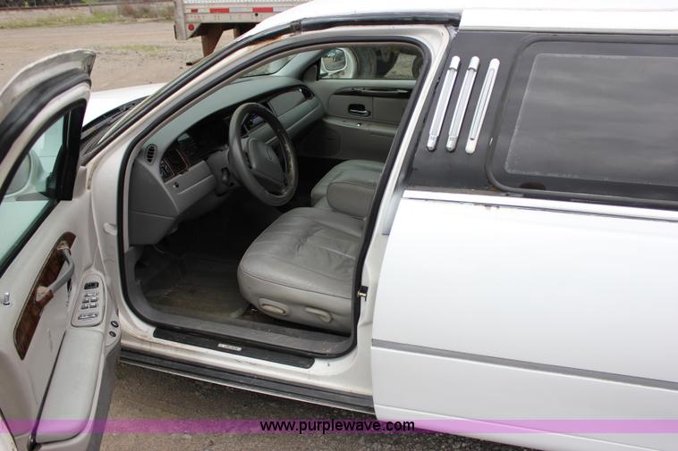 image for item I1747 1998 Lincoln Town Car limousine