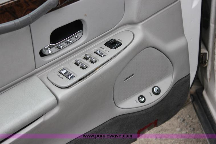 image for item I1747 1998 Lincoln Town Car limousine