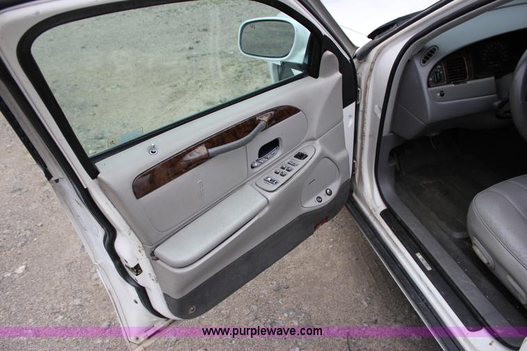 image for item I1747 1998 Lincoln Town Car limousine