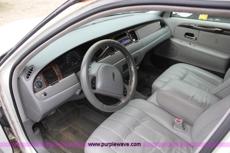 image for item I1747 1998 Lincoln Town Car limousine