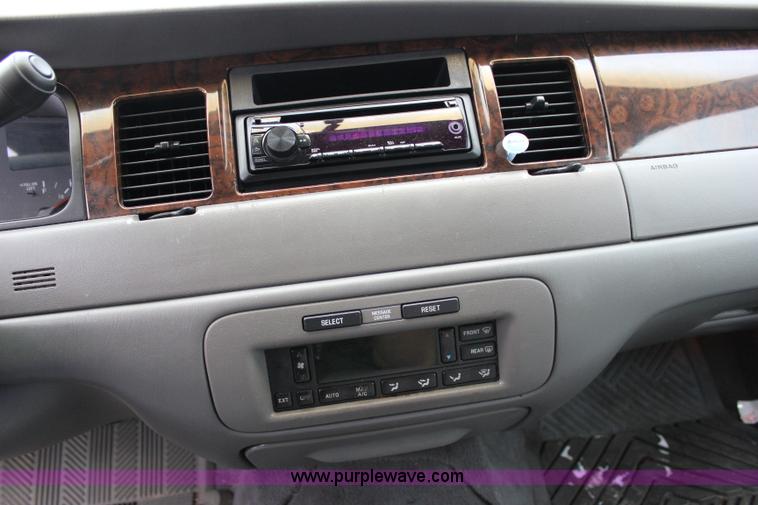 image for item I1747 1998 Lincoln Town Car limousine