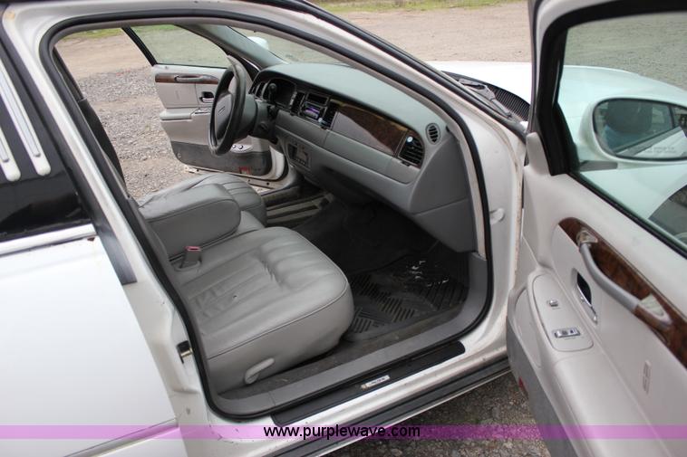 image for item I1747 1998 Lincoln Town Car limousine