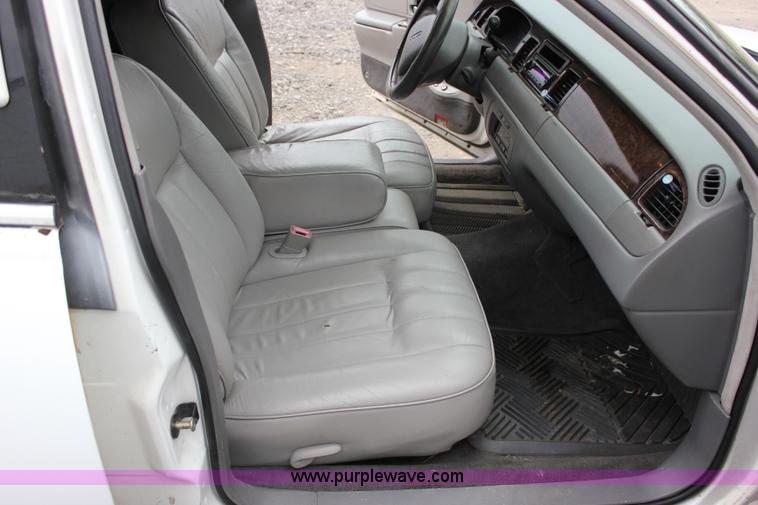 image for item I1747 1998 Lincoln Town Car limousine