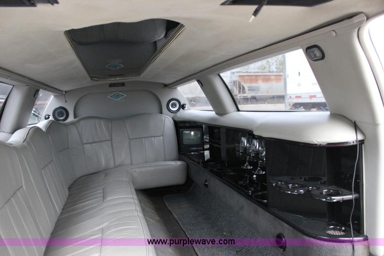 image for item I1747 1998 Lincoln Town Car limousine