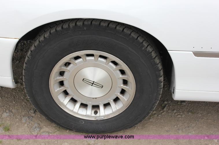image for item I1747 1998 Lincoln Town Car limousine