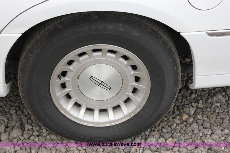 image for item I1747 1998 Lincoln Town Car limousine