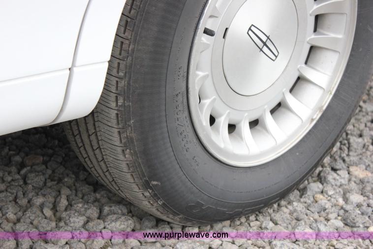 image for item I1747 1998 Lincoln Town Car limousine