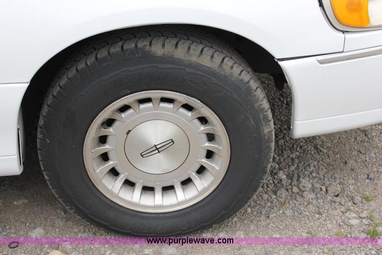 image for item I1747 1998 Lincoln Town Car limousine