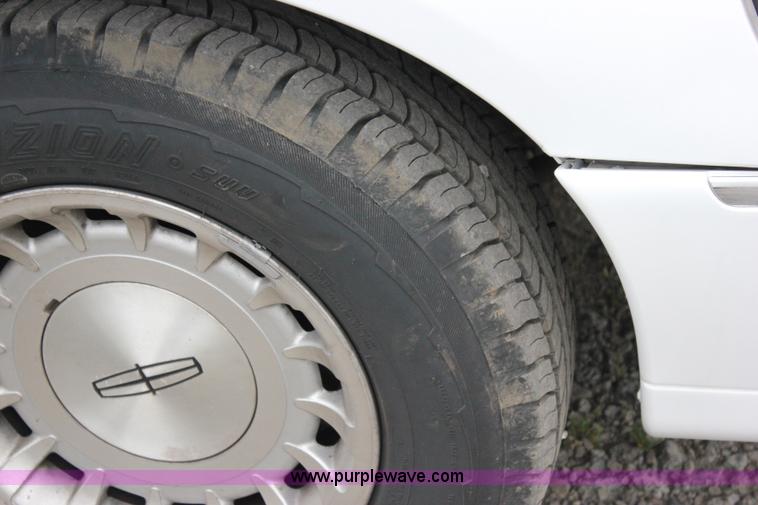 image for item I1747 1998 Lincoln Town Car limousine