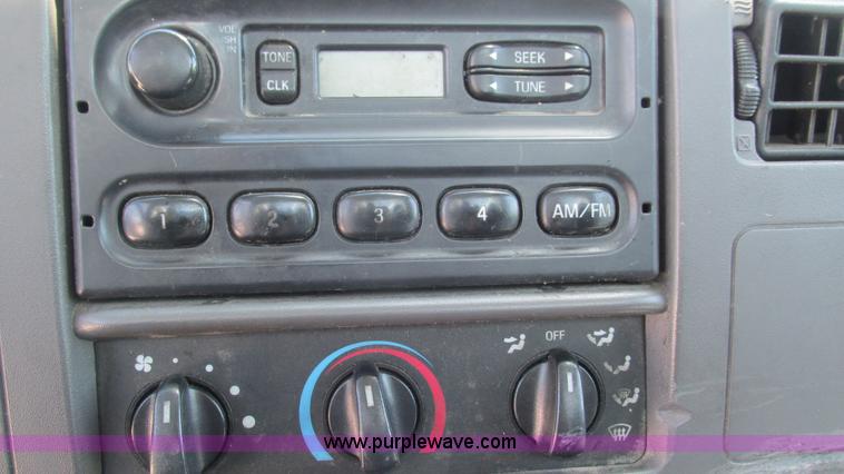 image for item I3018 2000 Ford F350 Super Duty XL utility truck