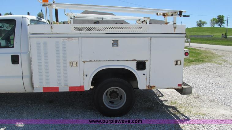 image for item I3018 2000 Ford F350 Super Duty XL utility truck