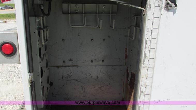 image for item I3018 2000 Ford F350 Super Duty XL utility truck