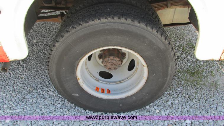 image for item I3018 2000 Ford F350 Super Duty XL utility truck