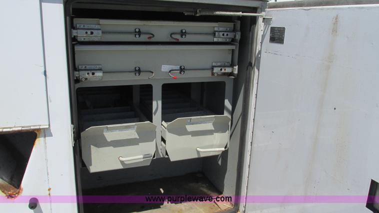 image for item I3018 2000 Ford F350 Super Duty XL utility truck