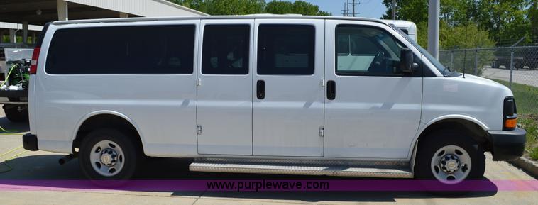 image for item I4571 2009 Chevrolet Express 3500 Extended van