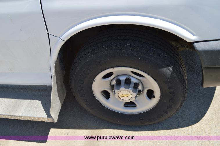 image for item I4571 2009 Chevrolet Express 3500 Extended van