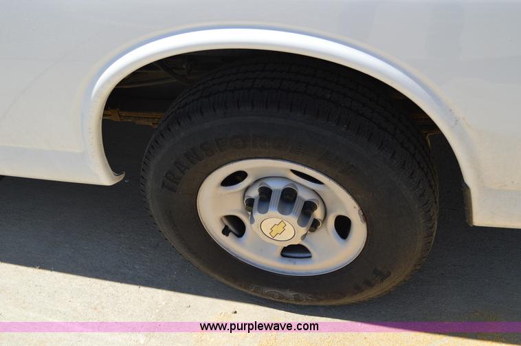 image for item I4571 2009 Chevrolet Express 3500 Extended van