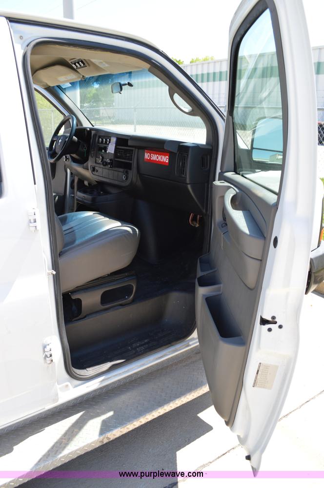 image for item I4571 2009 Chevrolet Express 3500 Extended van