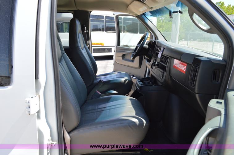 image for item I4571 2009 Chevrolet Express 3500 Extended van