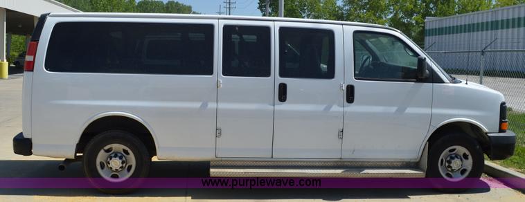 image for item I4572 2009 Chevrolet Express 3500 Extended van