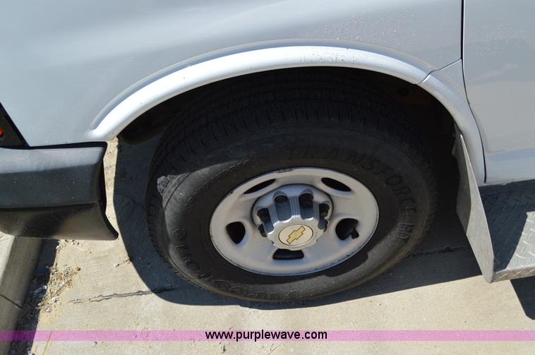 image for item I4572 2009 Chevrolet Express 3500 Extended van