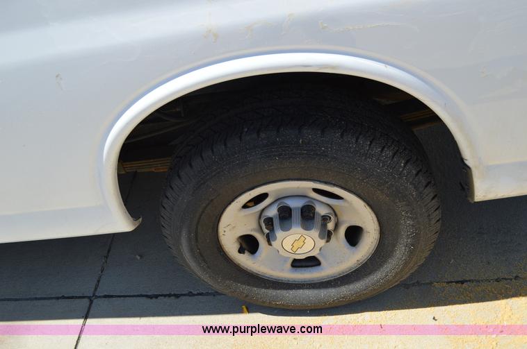 image for item I4572 2009 Chevrolet Express 3500 Extended van