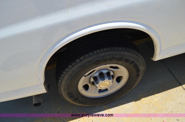 image for item I4572 2009 Chevrolet Express 3500 Extended van