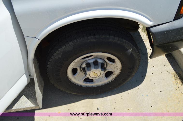 image for item I4572 2009 Chevrolet Express 3500 Extended van