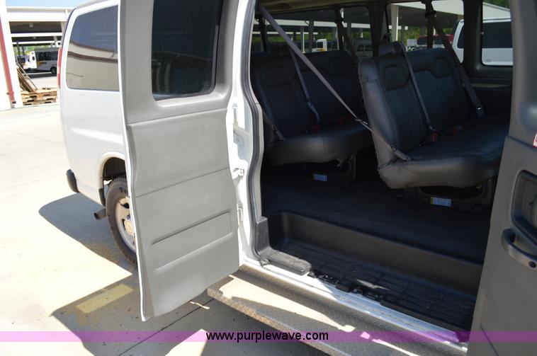 image for item I4572 2009 Chevrolet Express 3500 Extended van
