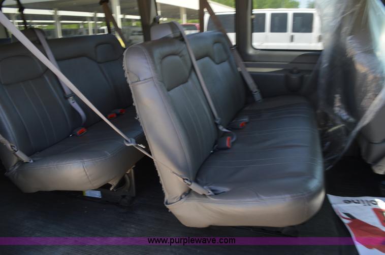 image for item I4572 2009 Chevrolet Express 3500 Extended van