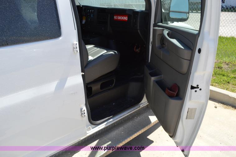 image for item I4572 2009 Chevrolet Express 3500 Extended van