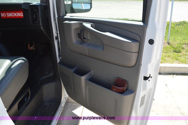 image for item I4572 2009 Chevrolet Express 3500 Extended van