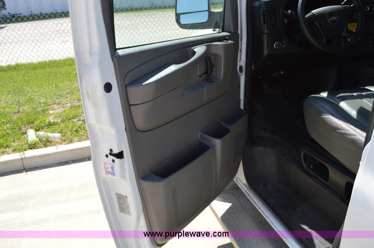 image for item I4572 2009 Chevrolet Express 3500 Extended van