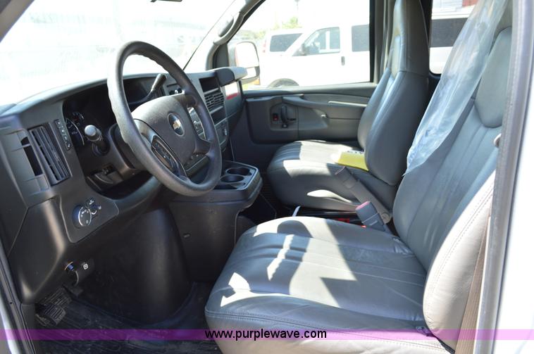 image for item I4572 2009 Chevrolet Express 3500 Extended van