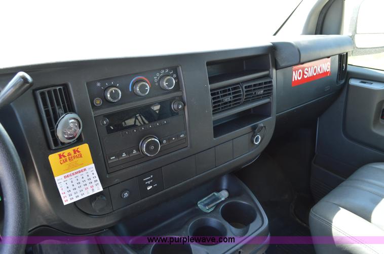 image for item I4572 2009 Chevrolet Express 3500 Extended van