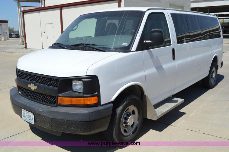 image for item I4573 2009 Chevrolet Express 3500 Extended van