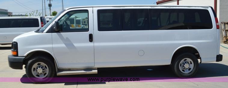image for item I4573 2009 Chevrolet Express 3500 Extended van