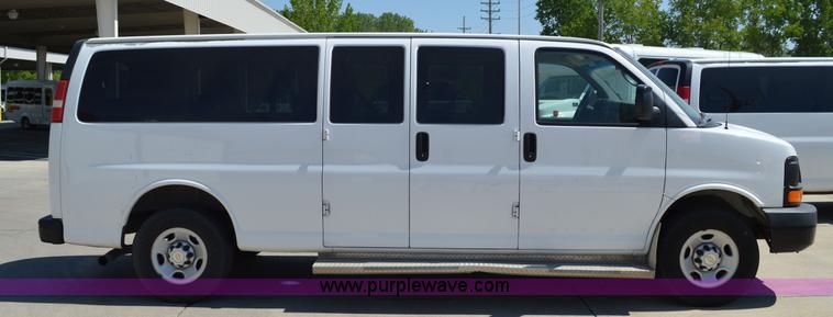 image for item I4573 2009 Chevrolet Express 3500 Extended van