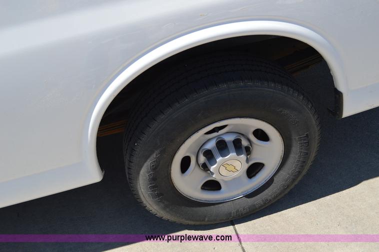 image for item I4573 2009 Chevrolet Express 3500 Extended van