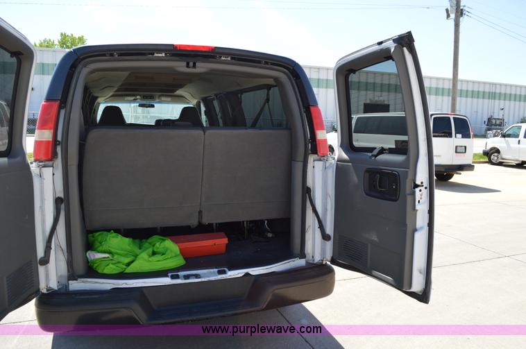 image for item I4573 2009 Chevrolet Express 3500 Extended van