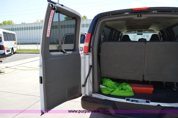 image for item I4573 2009 Chevrolet Express 3500 Extended van
