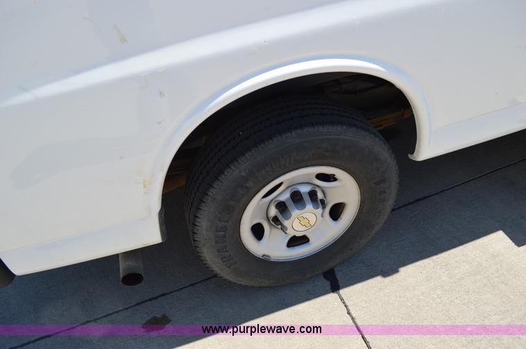 image for item I4573 2009 Chevrolet Express 3500 Extended van