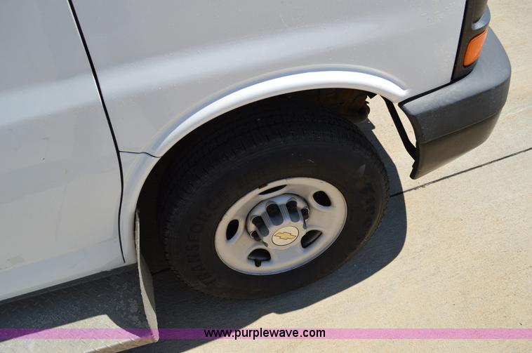 image for item I4573 2009 Chevrolet Express 3500 Extended van