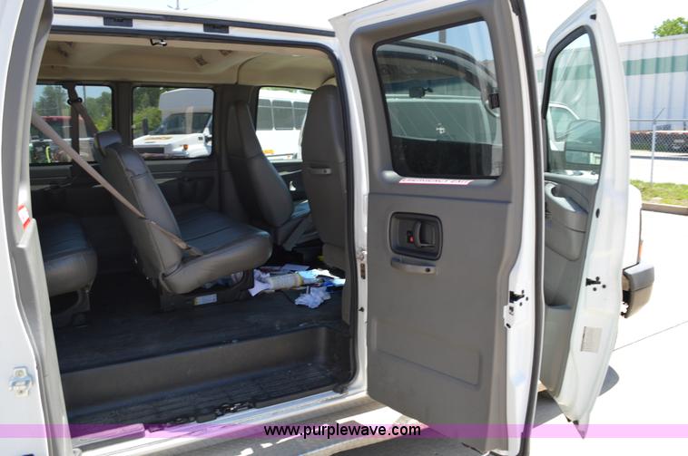 image for item I4573 2009 Chevrolet Express 3500 Extended van
