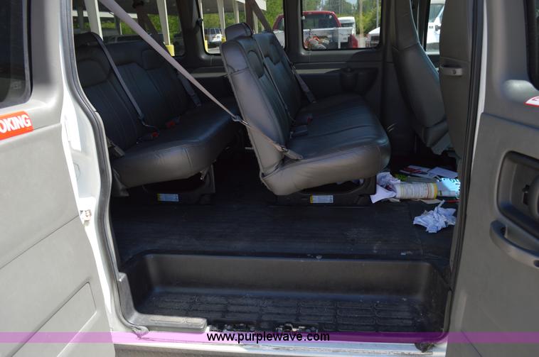 image for item I4573 2009 Chevrolet Express 3500 Extended van