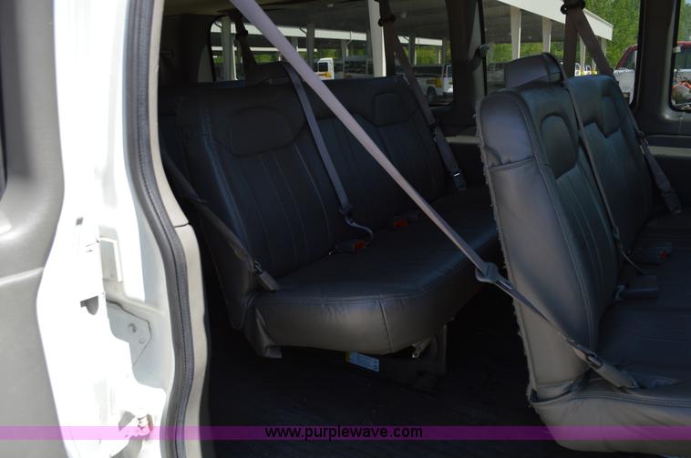 image for item I4573 2009 Chevrolet Express 3500 Extended van